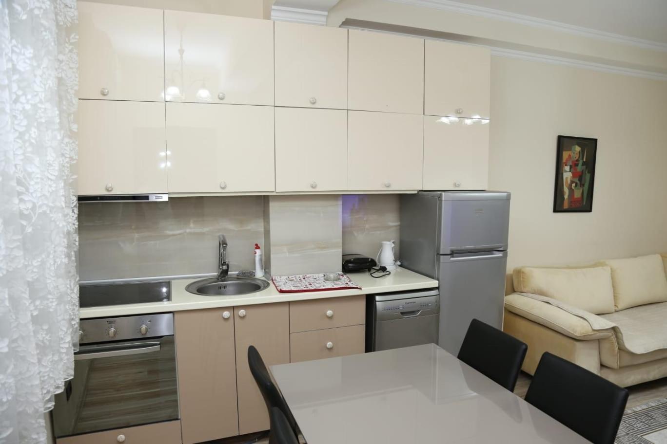 Ergi'S Host Apartment Tiranë Ngoại thất bức ảnh